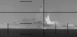 EU hunde barco iraní con torpedo desde un submarino