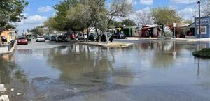 Aguas negras invaden colonia Benito Juárez