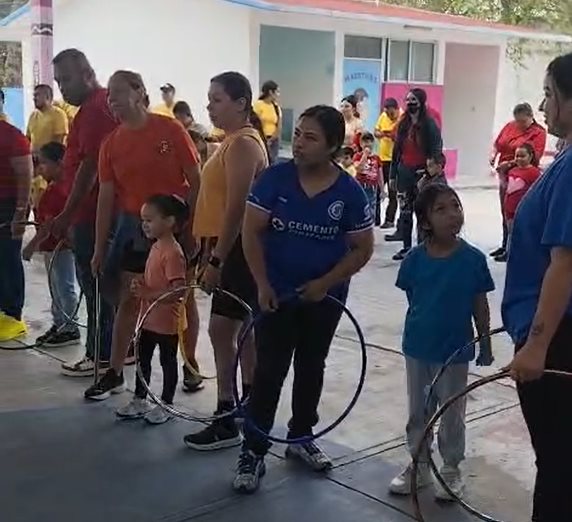 Mamás, papás, abuelitos y estudiantes de preescolar, se ejercitaron y celebraron con diversas actividades el día de la familia en Reynosa
