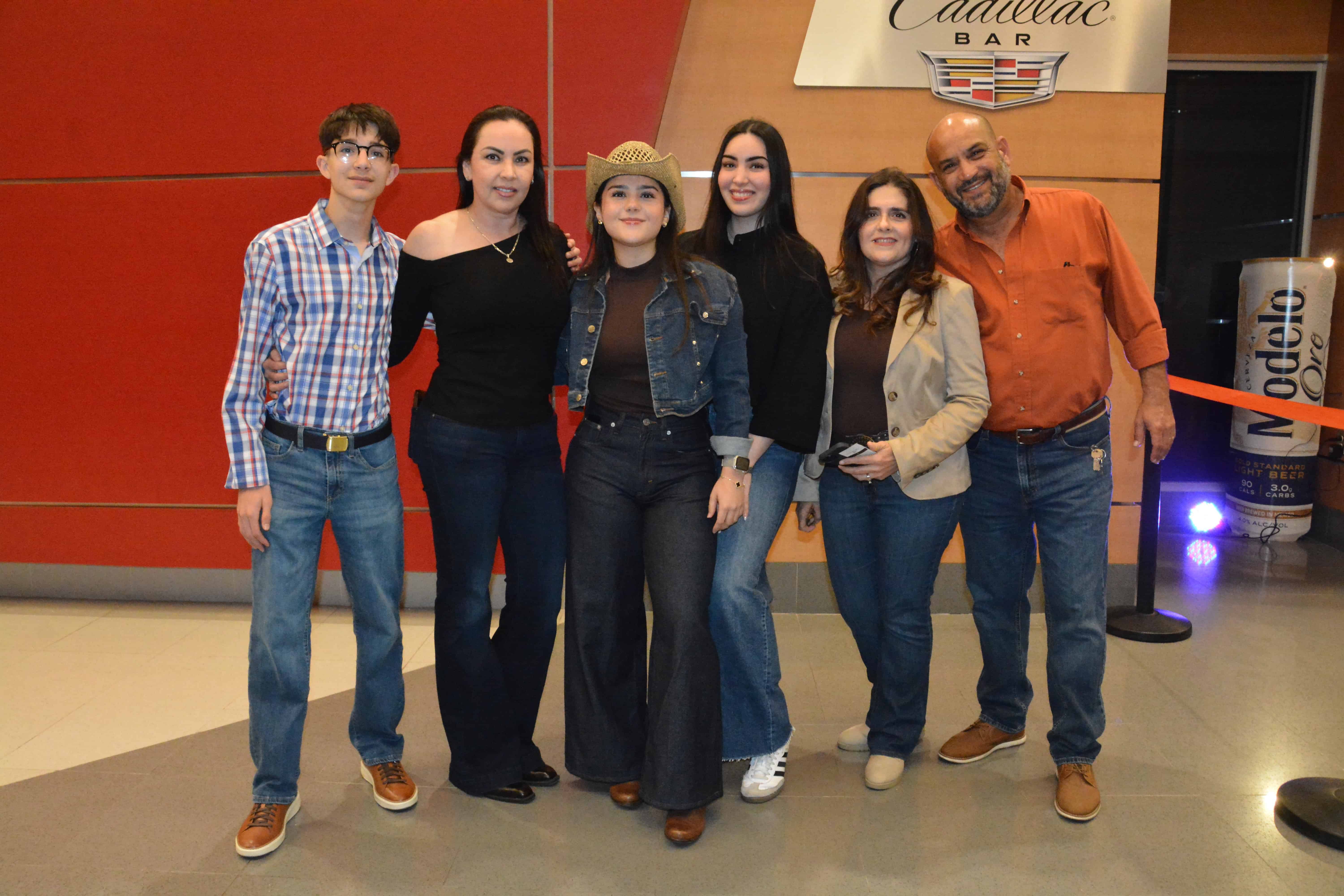 Familia Rosas presentes en el concierto de La Banda MS.