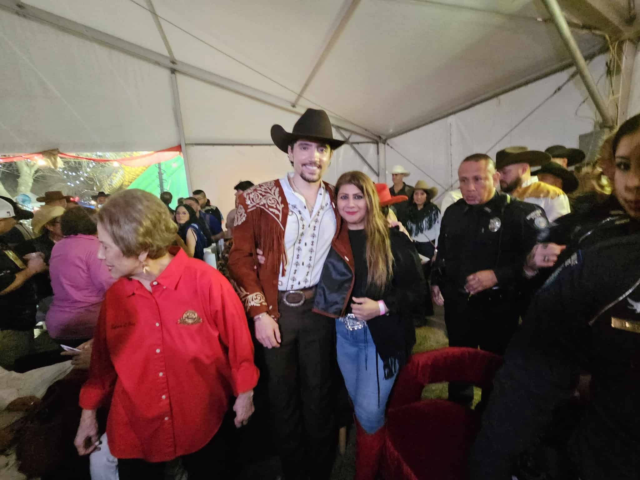 Adriana González, se toma foto del recuerdo con Alex Fernández.