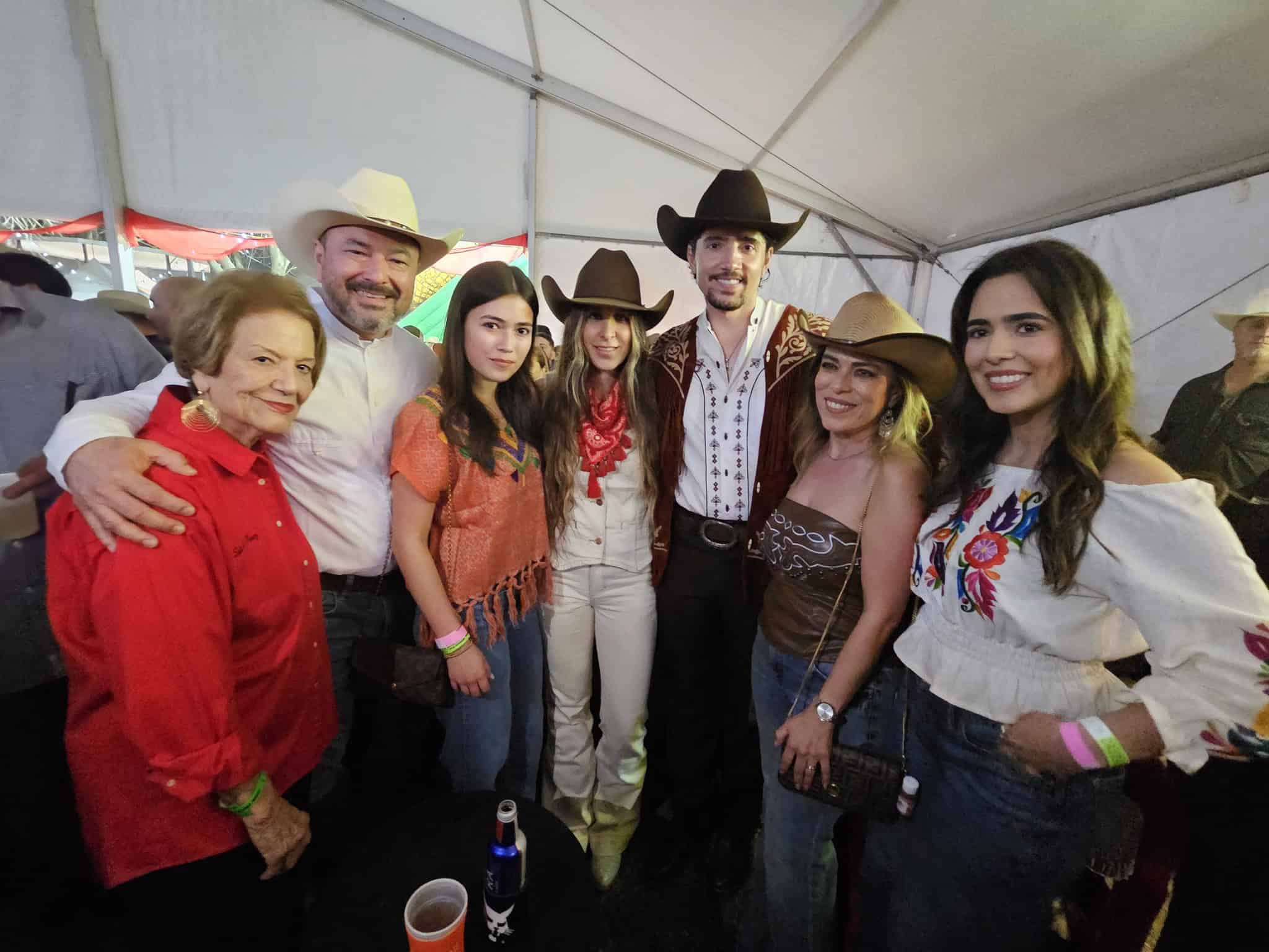 Familias completas disfrutaron de las celebraciones.