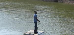 Pescadores aprovechan bajos niveles en canales