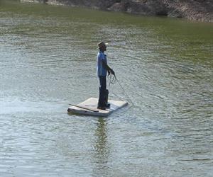 Pescadores aprovechan bajos niveles en canales
