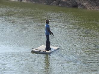 Pescadores aprovechan bajos niveles en canales