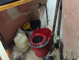 Agua sucia y fallas constantes afectan a comerciantes