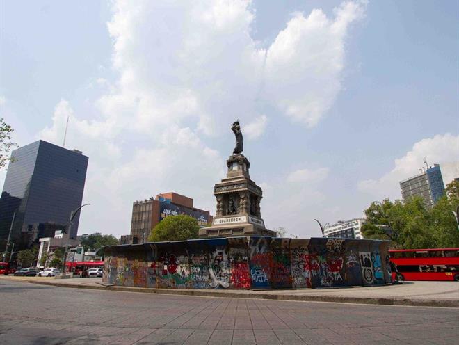 Previo a marcha del 8M, CDMX luce con vallas y tablas