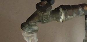 Acusan comerciantes sobre agua sucia y cara