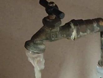 Acusan comerciantes sobre agua sucia y cara