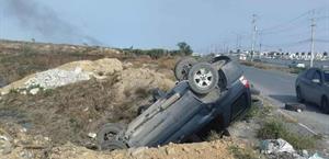 Vuelca y cae en zanja