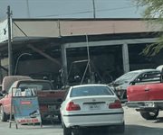 Talleres mecánicos invaden la vía pública