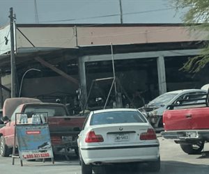 Talleres mecánicos invaden la vía pública
