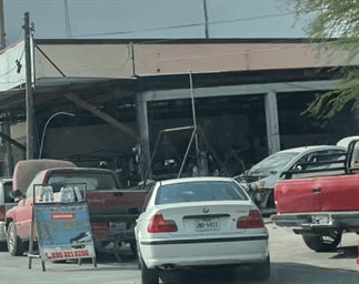 Talleres mecánicos invaden la vía pública