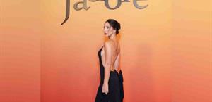 María Chacón deslumbra con vestido negro de escote en la espalda