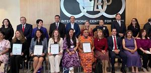 Reconocen a empresaria  en encuentro por el 8M