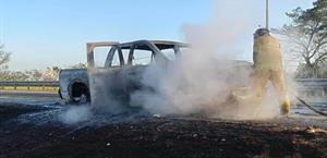 Familia vive de milagro al incendiarse su camioneta