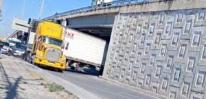 Tráiler queda atorado bajo puente en la Reynosa–Río Bravo
