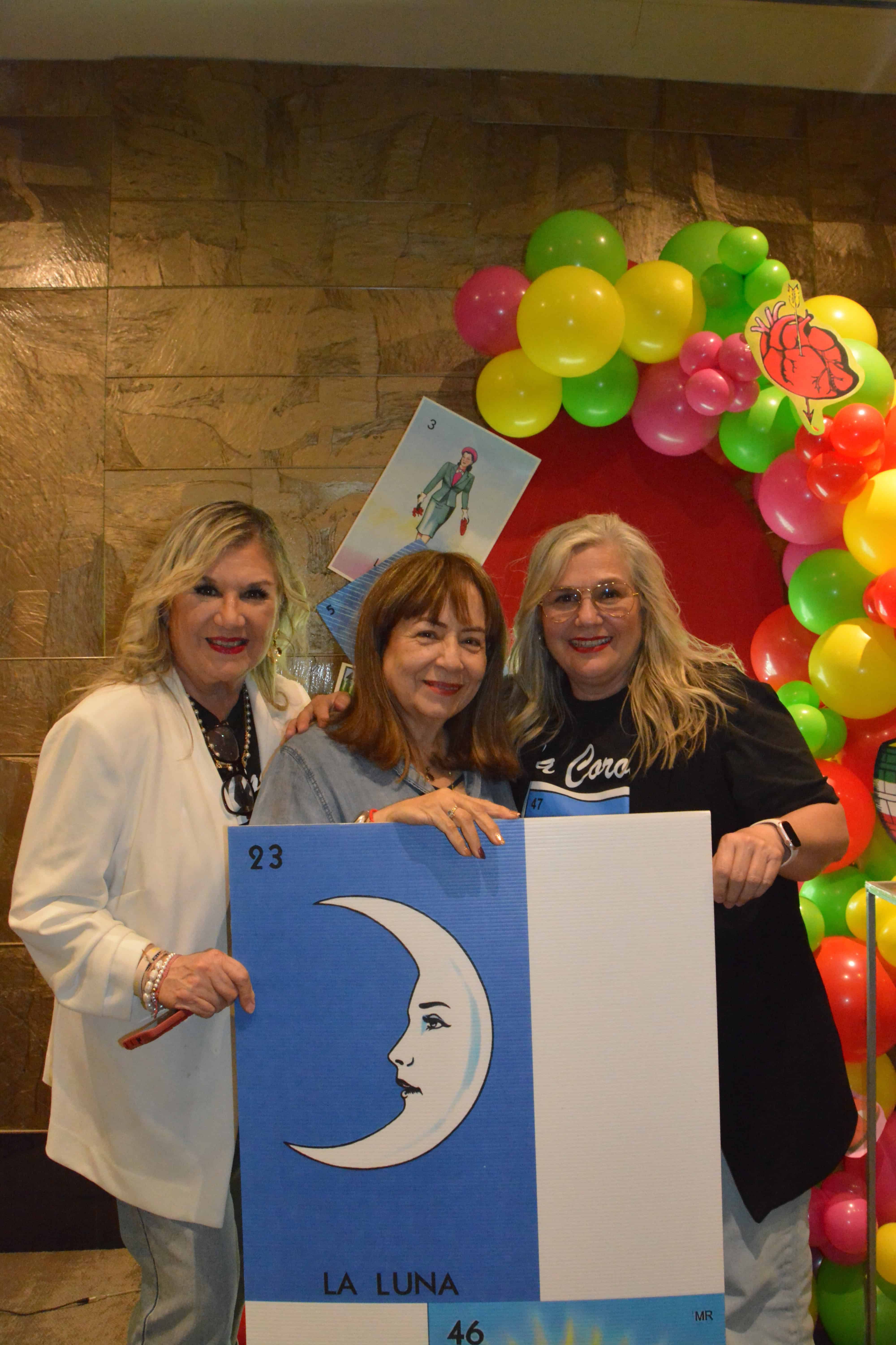 Tita y Luly González con Martha González.