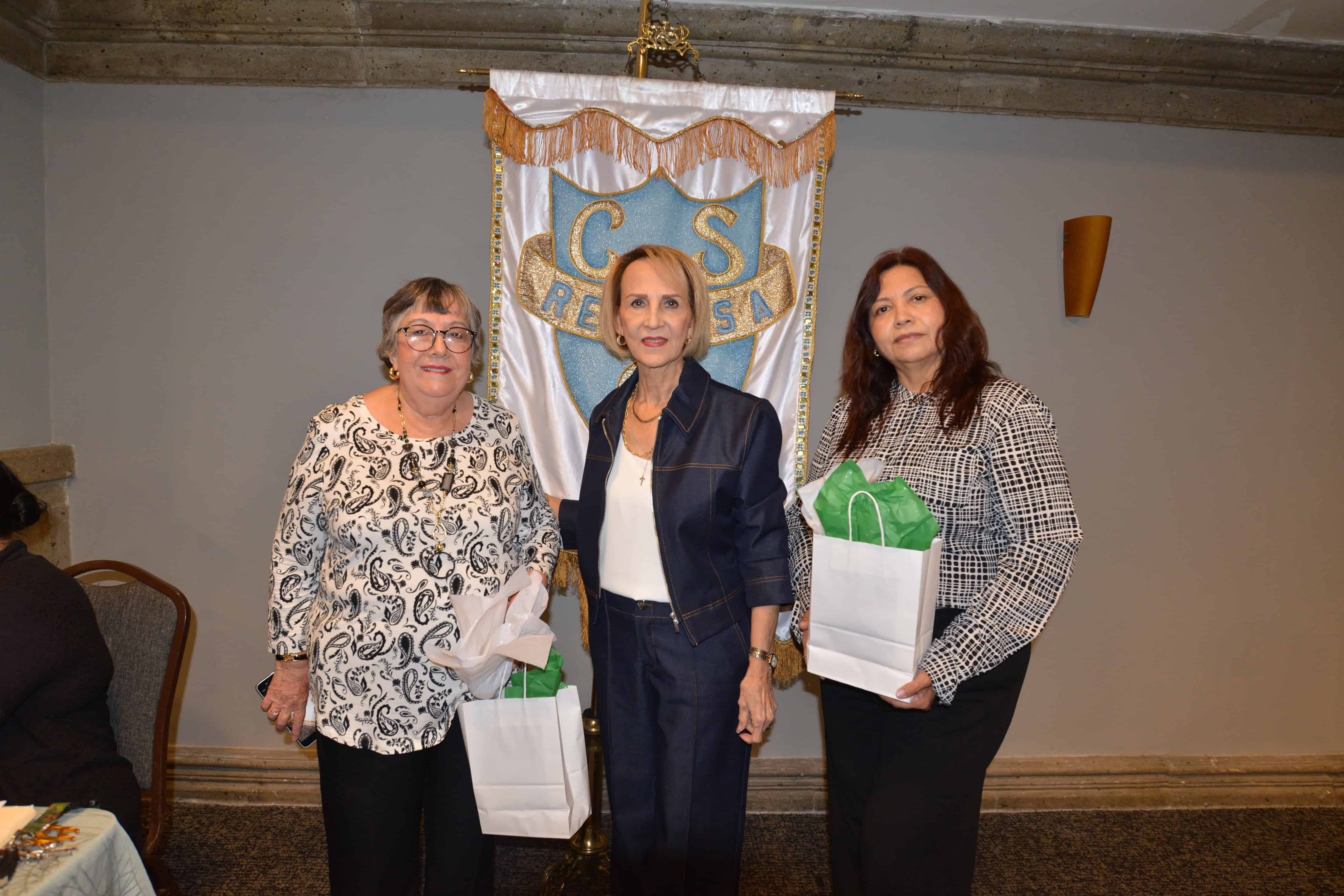Juanita de Robles entrega presentes a las cumpleañeras Lilia Durán y Adriana Reyes.