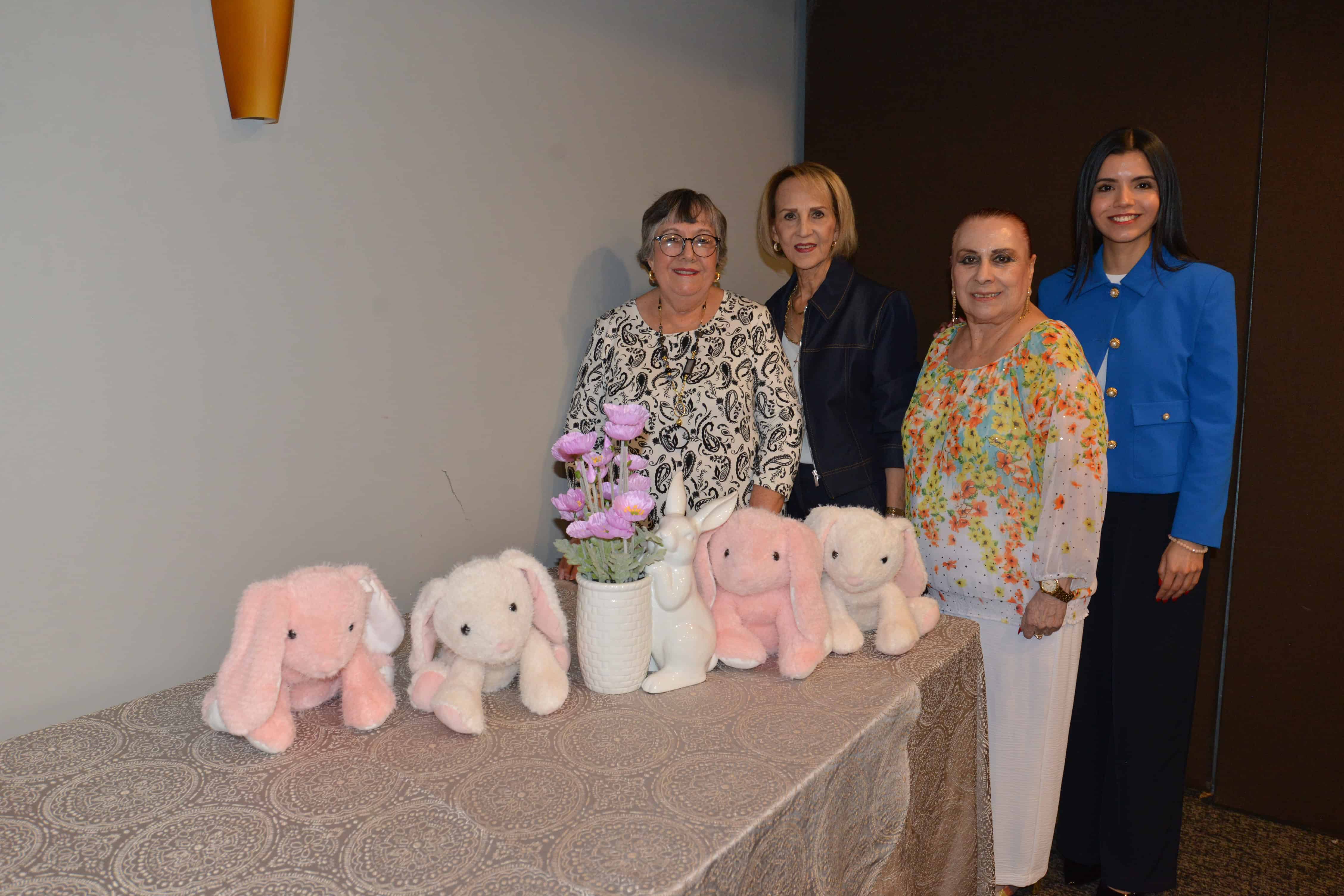 Anfitrionas Lilia Yolanda Durán Rivas, Lourdes Altamirano De Fuentes y Larisa Garza de Díaz junto a la presidenta Juanita García.