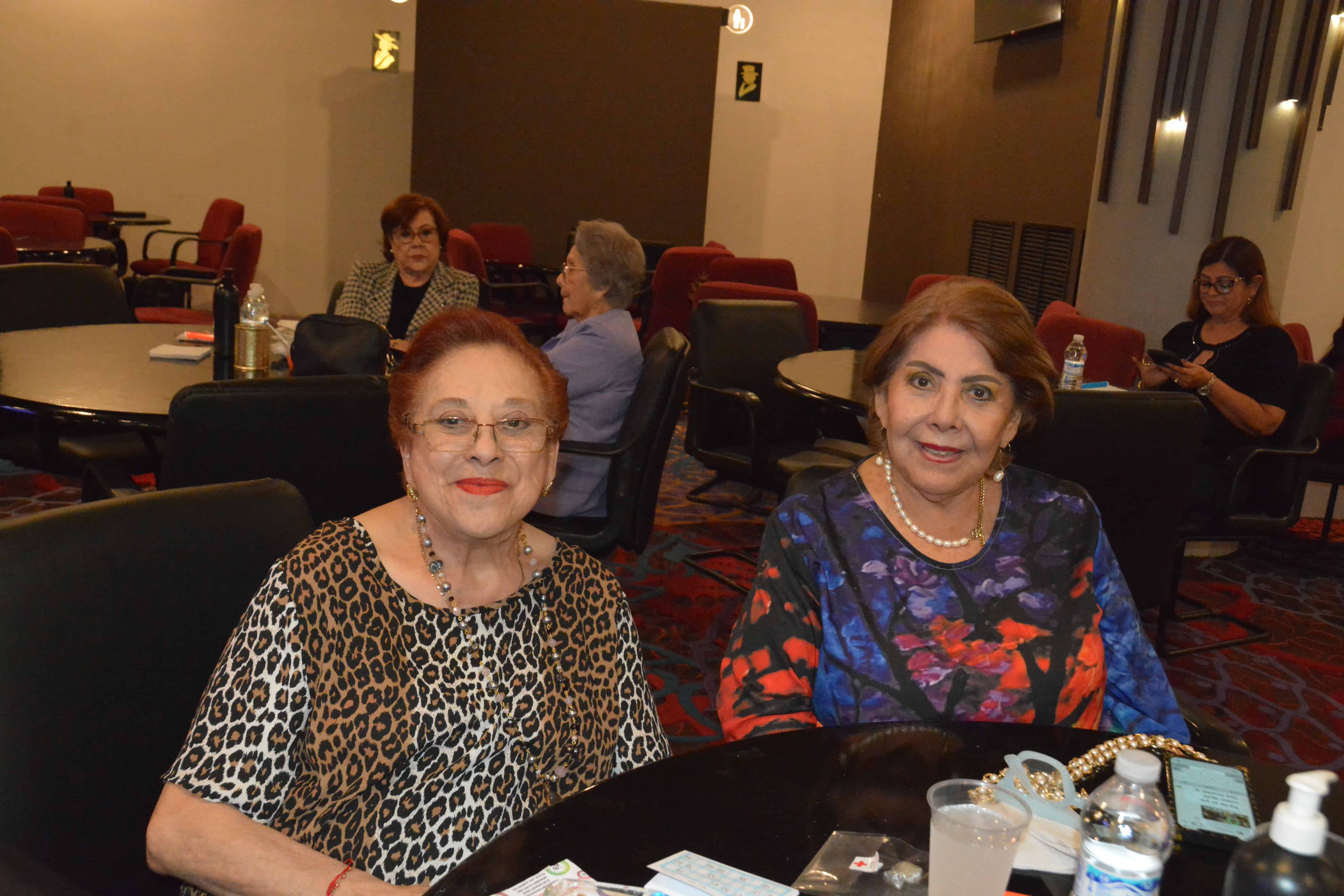 Chacha Vaca y Esther González.