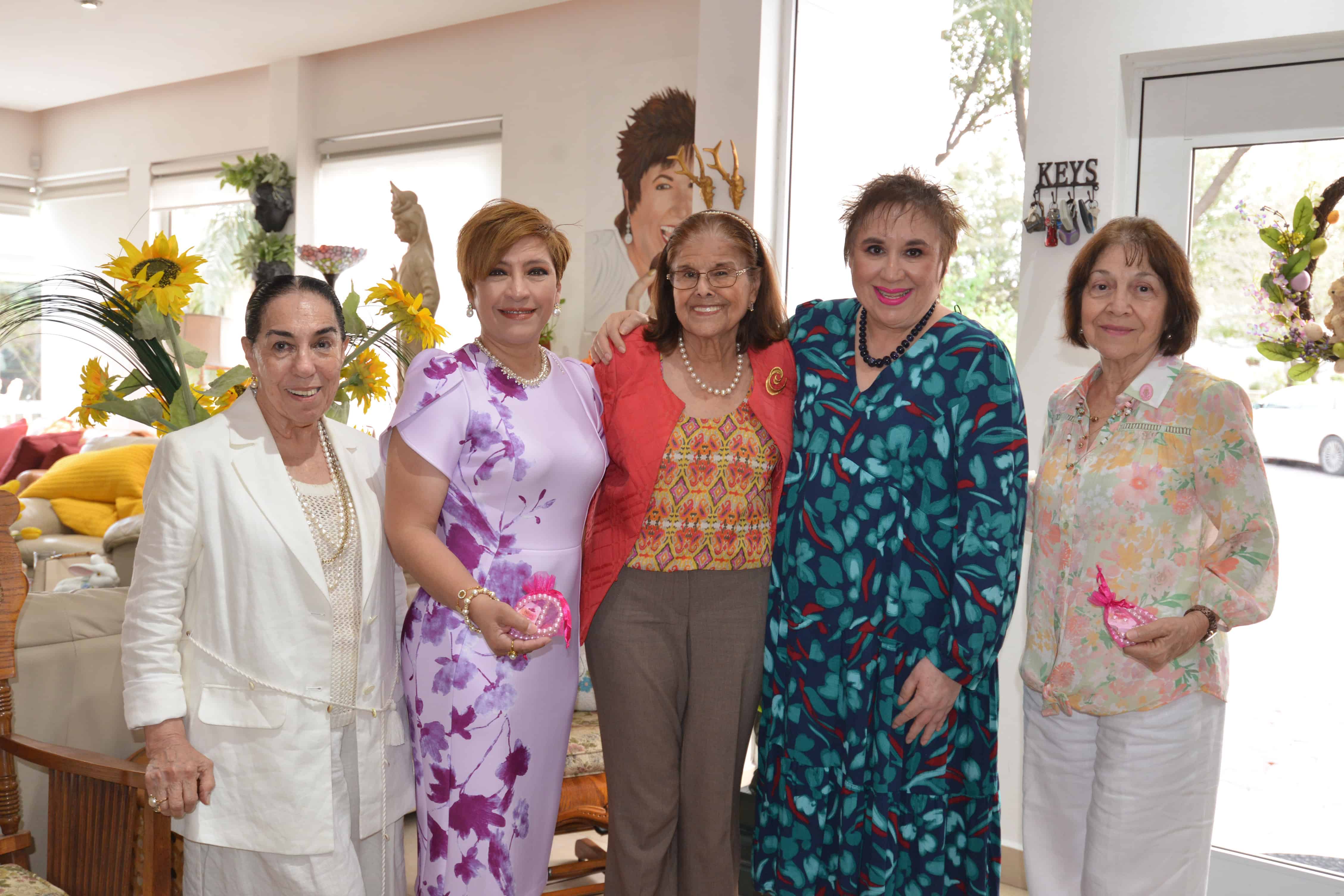 Cumpleañeras Marisela Plata, Lety Carrillo, Amalia Treviño y Mirna Ruz, con María Aurora Ramírez.