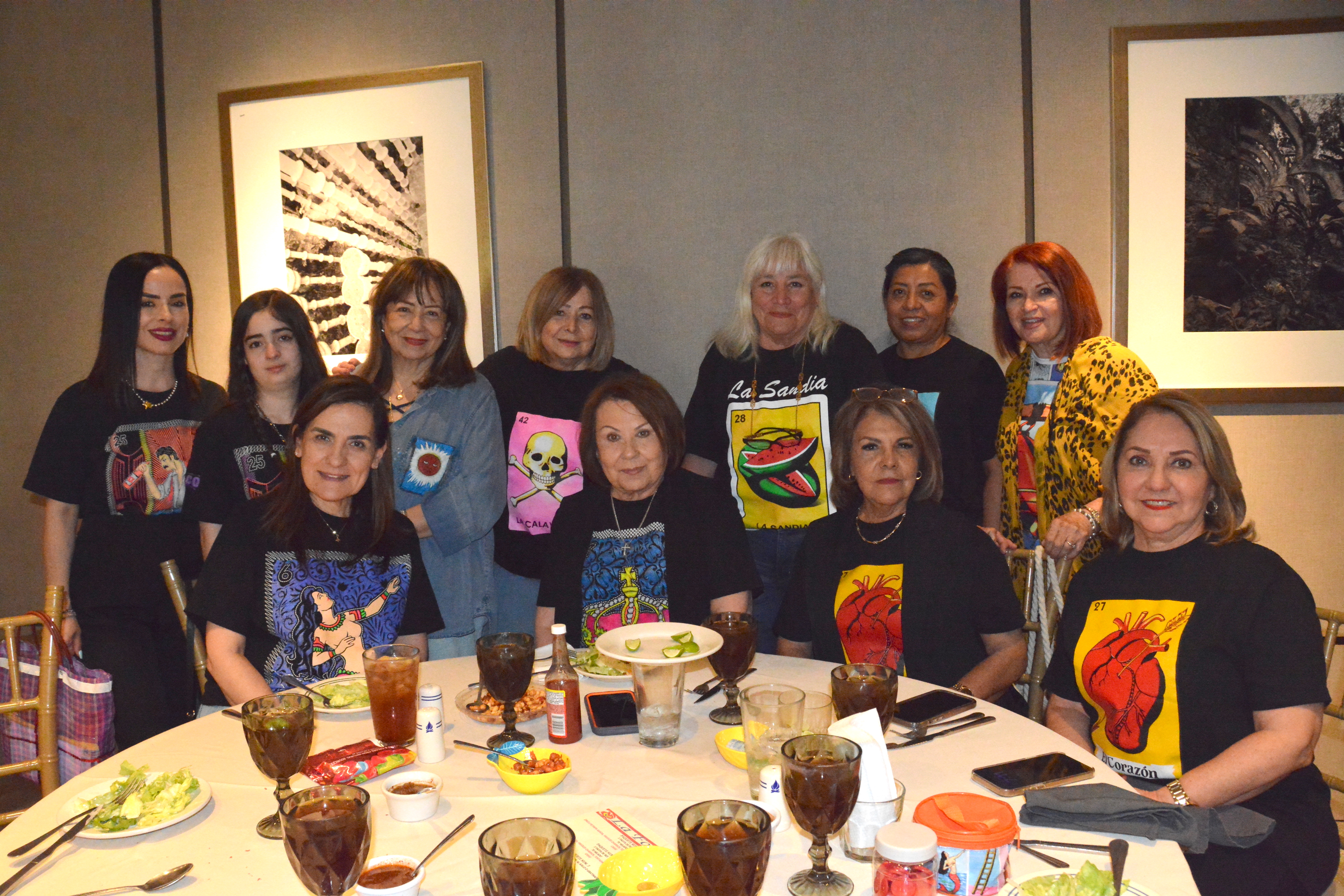 Disfrutan el festejo de la lotería de Tita.