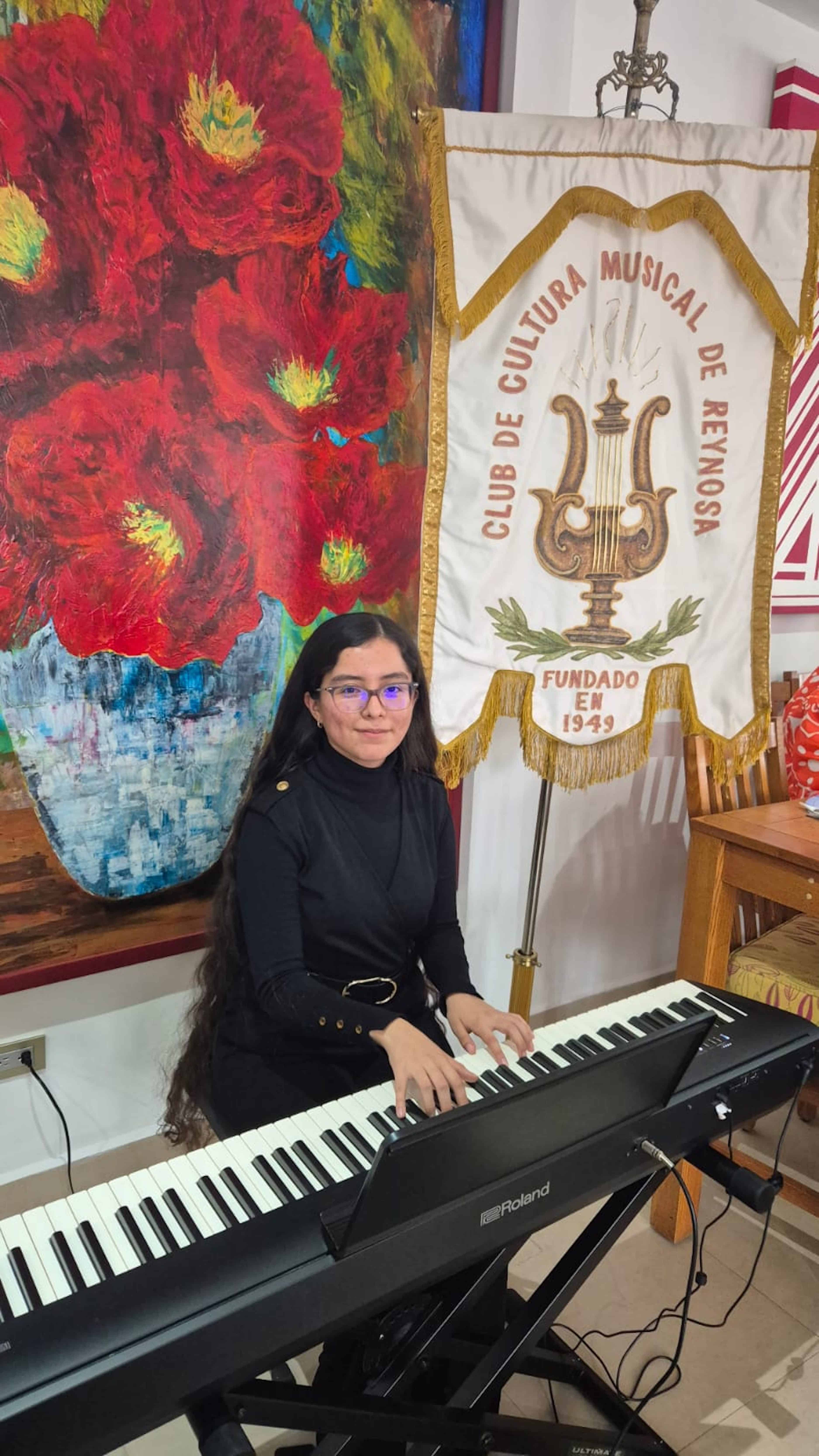 Maestra Juliana Pérez interpreta a Bach.