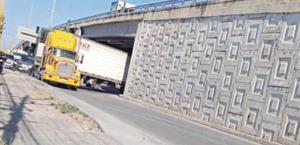 Tráiler atorado bajo puente genera caos vial en Reynosa