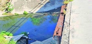 Puente sin barandal pone en riesgo a  estudiantes