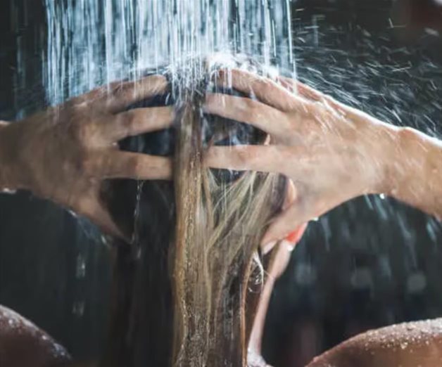 ¿Es bueno lavar el cabello con agua caliente?