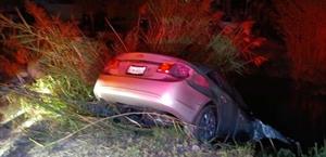 Cae a canal y se escapa