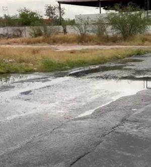 Siguen sin atender una fuga de drenaje
