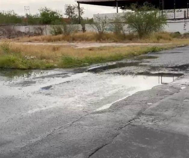 Siguen sin atender una fuga de drenaje