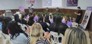 Participan en exitosa ponencia “Todas podemos ser lo  que queramos”