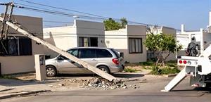 Norte tumba postes y deja sin energía a colonias de Reynosa