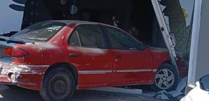 Con todo y automóvil  termina dentro de spa