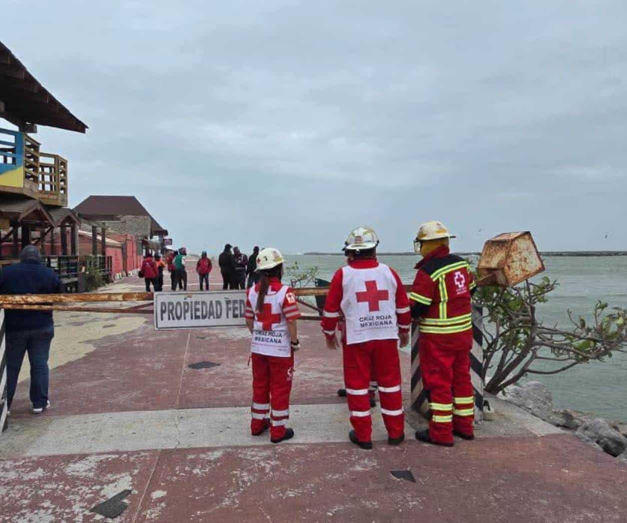 Rescatan a hombre atrapado en escollera de playa Miramar