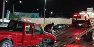 Toma mal un retorno, invade carriles y choca