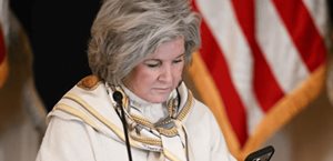 Trump revela que jefa de gabinete padece cáncer