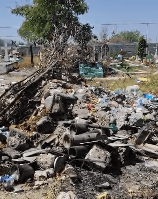 Un basurero clandestino se está formando en el Panteón Municipal Sagrado Corazón