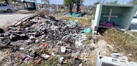 Denuncian abandono en histórico panteón