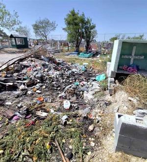 Denuncian abandono en histórico panteón