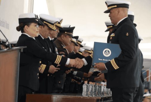 Se gradúan 58 médicos y enfermeras de la Semar