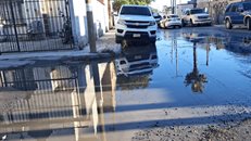 Fuga de aguas negras en Arboledas; vecinos exigen que COMAPA solucione el derrame">