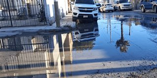 Fuga de aguas negras en Arboledas; vecinos exigen que COMAPA solucione el derrame