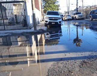 Fuga de aguas negras en Arboledas; vecinos exigen que COMAPA solucione el derrame