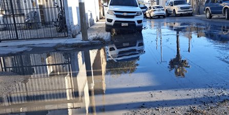 Fuga de aguas negras en Arboledas; vecinos exigen que COMAPA solucione el derrame
