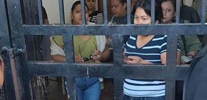 Toman prepa; estalla conflicto