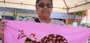 Entre hilos y silencios,  Isabel borda su paz